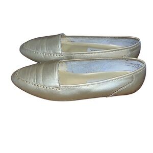 Carriage Court women’s golden leather flats with gold accents Size 7.5